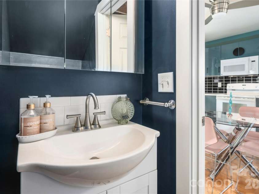 47 Mulberry Street, Asheville, NC 28804.  MLS# CAR4357444, YatesRealty ID 14018. Half bath