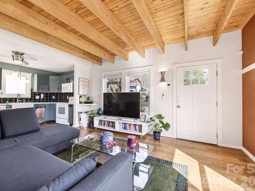 47 Mulberry Street, Asheville, NC 28804.  MLS# CAR4357444, YatesRealty ID 14018. Open floor plan on main level