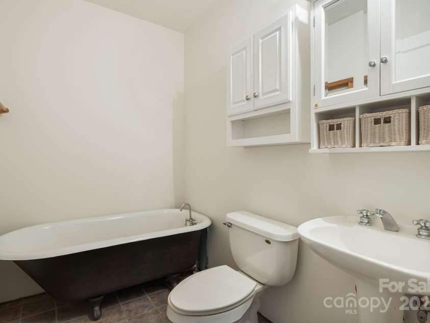 206 Willow Lane, Rosman, NC 28772.  MLS# CAR4290830, YatesRealty ID 1402. Bathroom #2