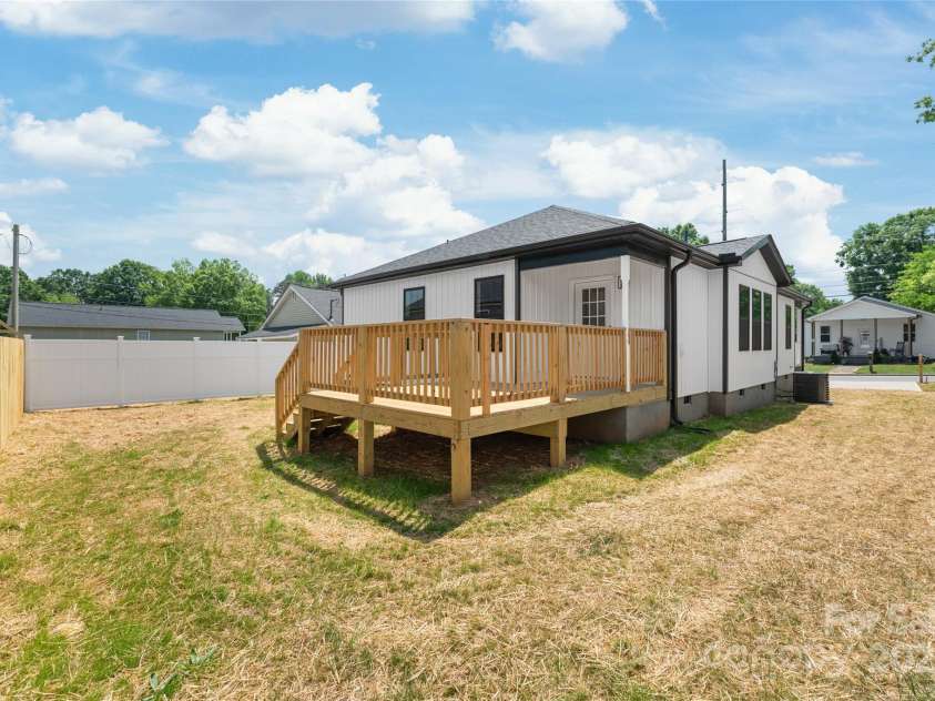 640 Central Drive, Concord, NC 28027.  MLS# CAR4251156, YatesRealty ID 14022. 