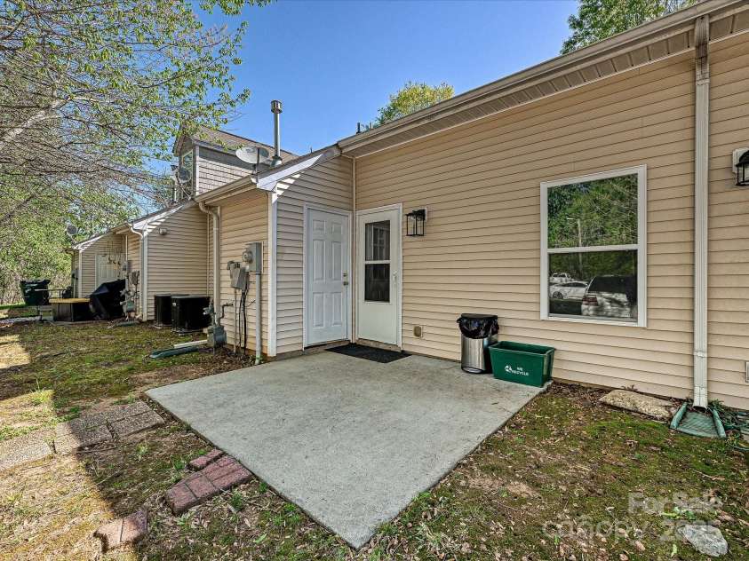 2731 Meadow Knoll Drive, Charlotte, NC 28269.  MLS# CAR4246809, YatesRealty ID 14023. 
