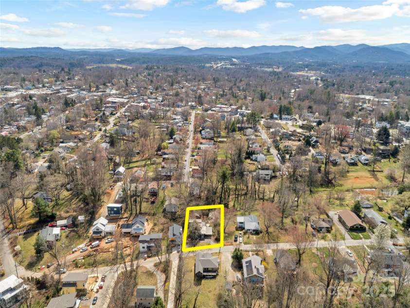 88 Craggy Avenue, Asheville, NC 28806.  MLS# CAR4245954, YatesRealty ID 14024. Proximity to Haywood rd