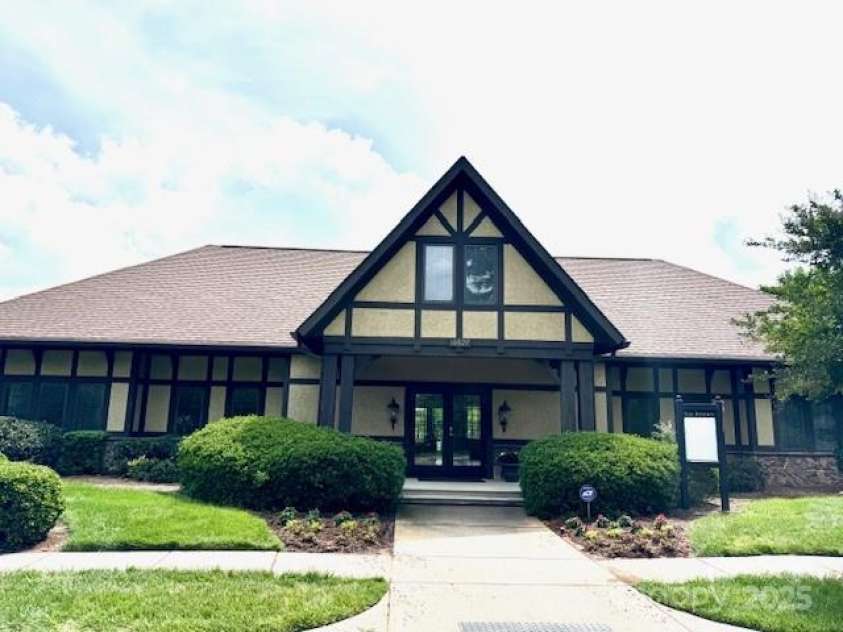 10008 King George Lane, Waxhaw, NC 28173.  MLS# CAR4257017, YatesRealty ID 14025. The elegant community clubhouse, available for rent for events such as Super Bowl parties, birthdays, and anniversaries, provides a sophisticated setting for socializing, offering a kitchen & refined atmosphere where f