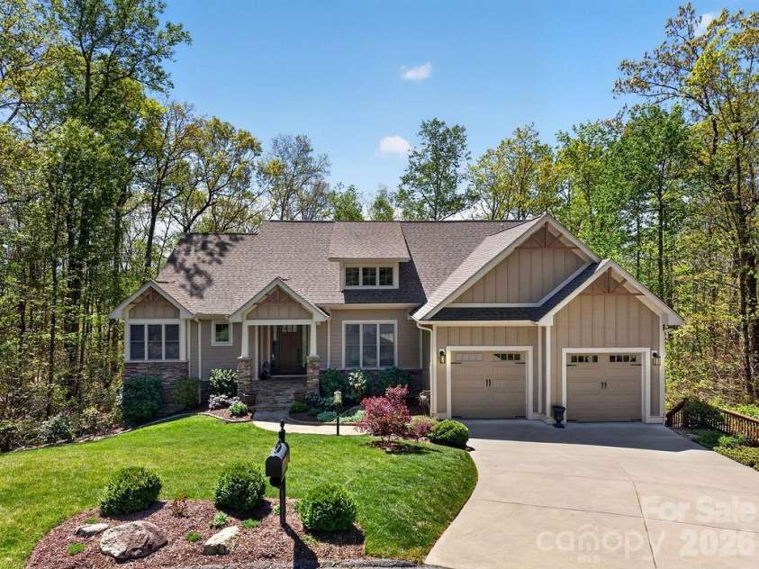 67 Little Sunset Court, Hendersonville, NC 28739.  MLS# CAR4371950, YatesRealty ID 14030. 