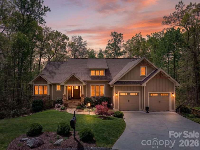 67 Little Sunset Court, Hendersonville, NC 28739.  MLS# CAR4371950, YatesRealty ID 14030. 