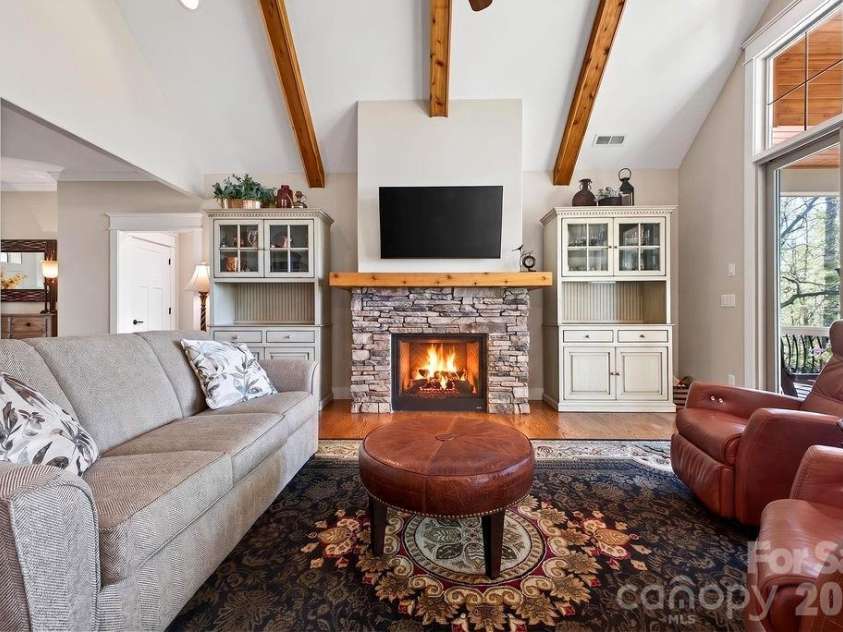 67 Little Sunset Court, Hendersonville, NC 28739.  MLS# CAR4371950, YatesRealty ID 14030. 