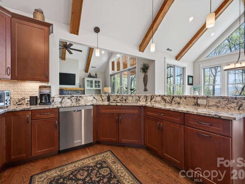 67 Little Sunset Court, Hendersonville, NC 28739.  MLS# CAR4371950, YatesRealty ID 14030. 