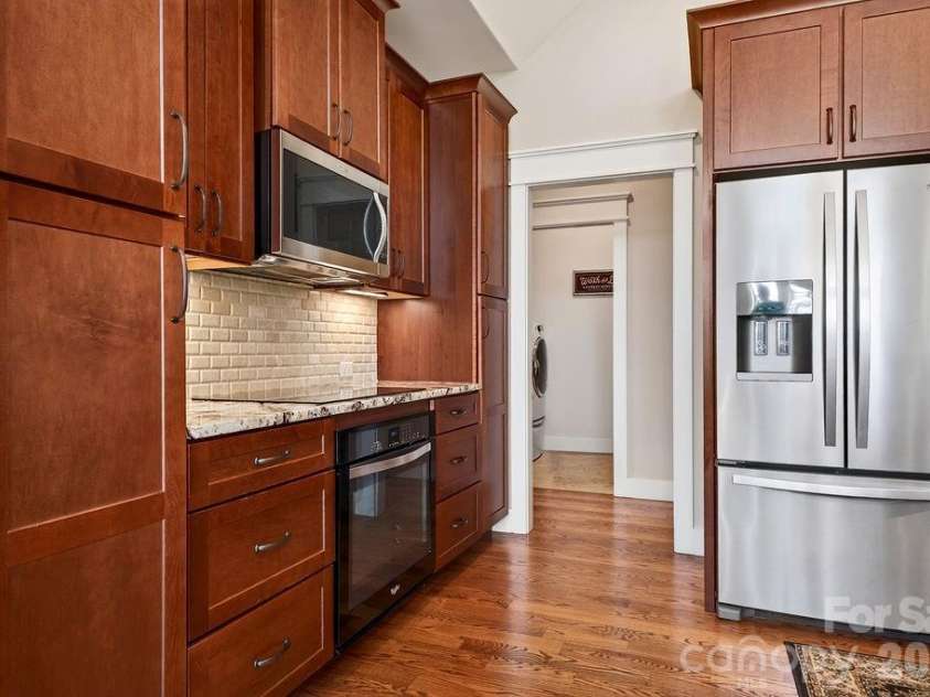 67 Little Sunset Court, Hendersonville, NC 28739.  MLS# CAR4371950, YatesRealty ID 14030. 