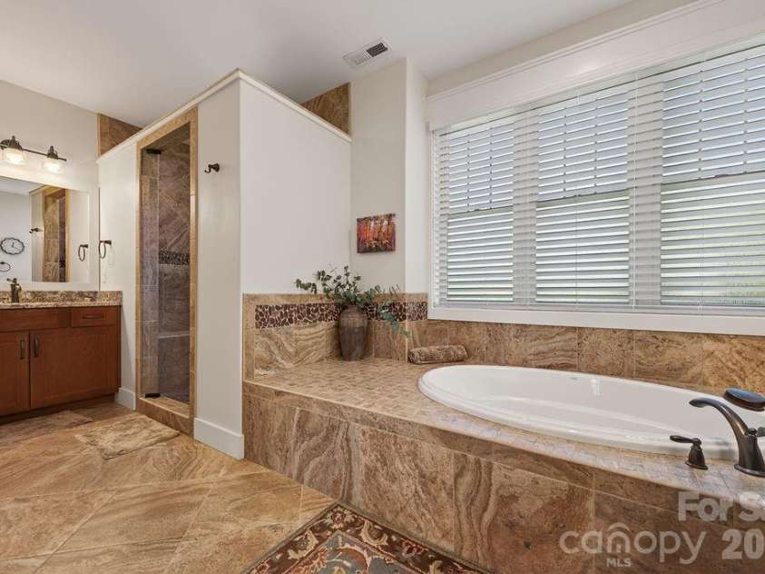 67 Little Sunset Court, Hendersonville, NC 28739.  MLS# CAR4371950, YatesRealty ID 14030. 