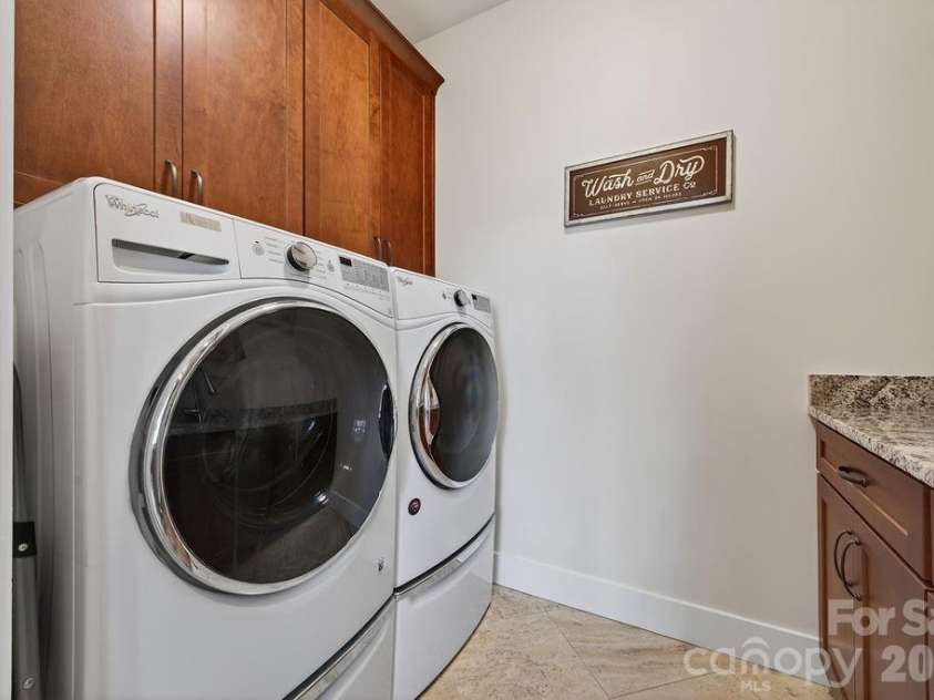 67 Little Sunset Court, Hendersonville, NC 28739.  MLS# CAR4371950, YatesRealty ID 14030. 