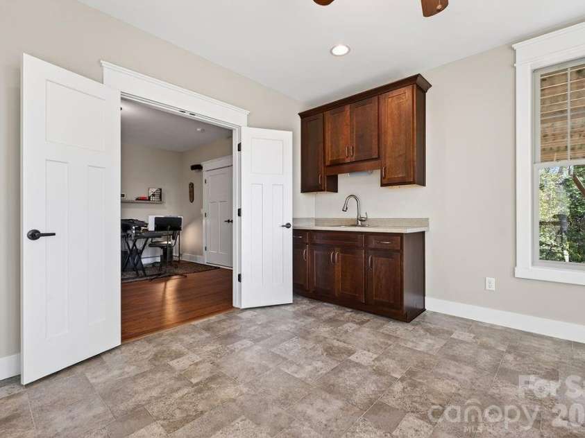 67 Little Sunset Court, Hendersonville, NC 28739.  MLS# CAR4371950, YatesRealty ID 14030. 