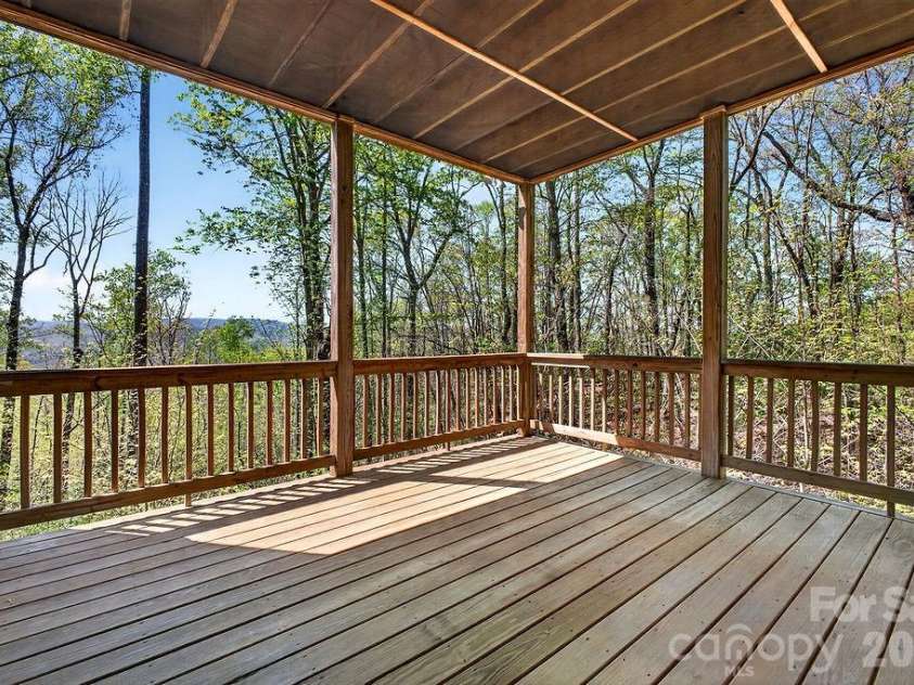 67 Little Sunset Court, Hendersonville, NC 28739.  MLS# CAR4371950, YatesRealty ID 14030. 