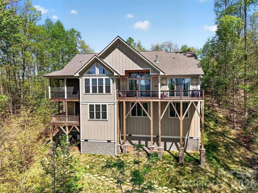 67 Little Sunset Court, Hendersonville, NC 28739.  MLS# CAR4371950, YatesRealty ID 14030. 