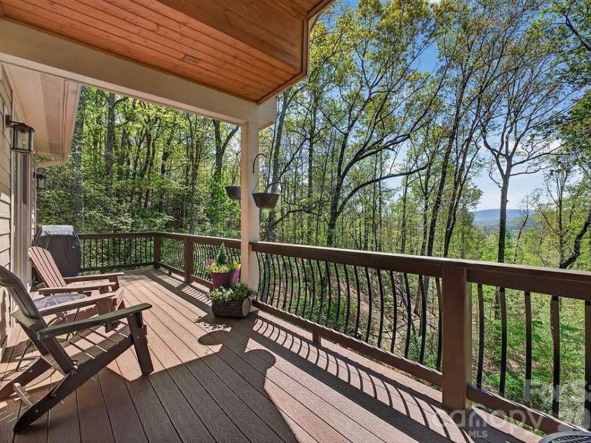 67 Little Sunset Court, Hendersonville, NC 28739.  MLS# CAR4371950, YatesRealty ID 14030. 