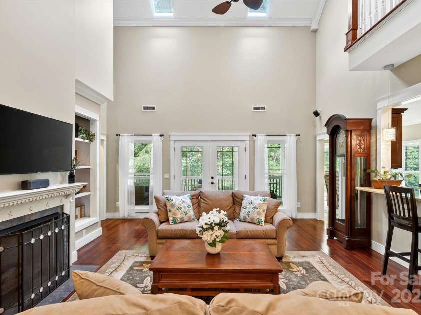 53 Sovereign Lane, Fairview, NC 28730.  MLS# CAR4213387, YatesRealty ID 14032. Vaulted Ceiling Living Room