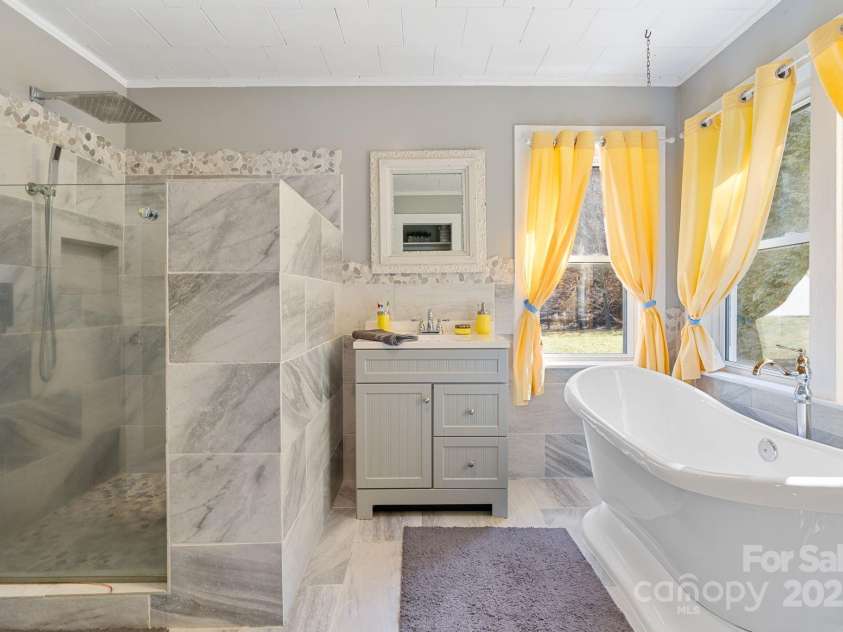 12892 US 23 Highway, Mars Hill, NC 28754.  MLS# CAR4229377, YatesRealty ID 14034. Bathroom