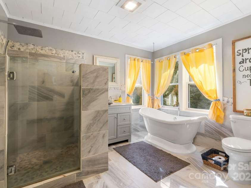 12892 US 23 Highway, Mars Hill, NC 28754.  MLS# CAR4229377, YatesRealty ID 14034. Bathroom