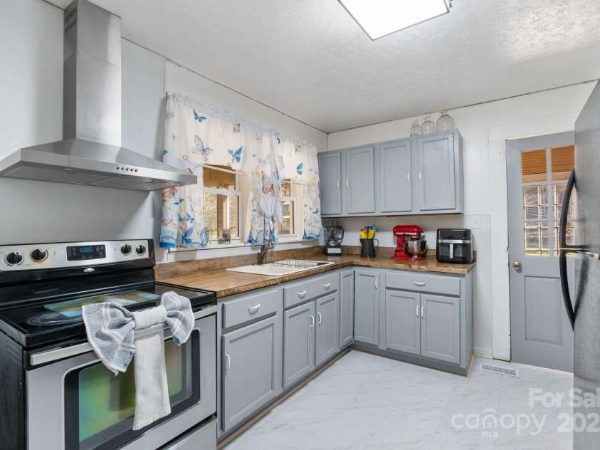 12892 US 23 Highway, Mars Hill, NC 28754.  MLS# CAR4229377, YatesRealty ID 14034. Kitchen