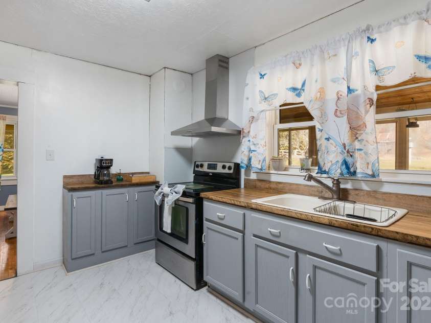 12892 US 23 Highway, Mars Hill, NC 28754.  MLS# CAR4229377, YatesRealty ID 14034. Kitchen