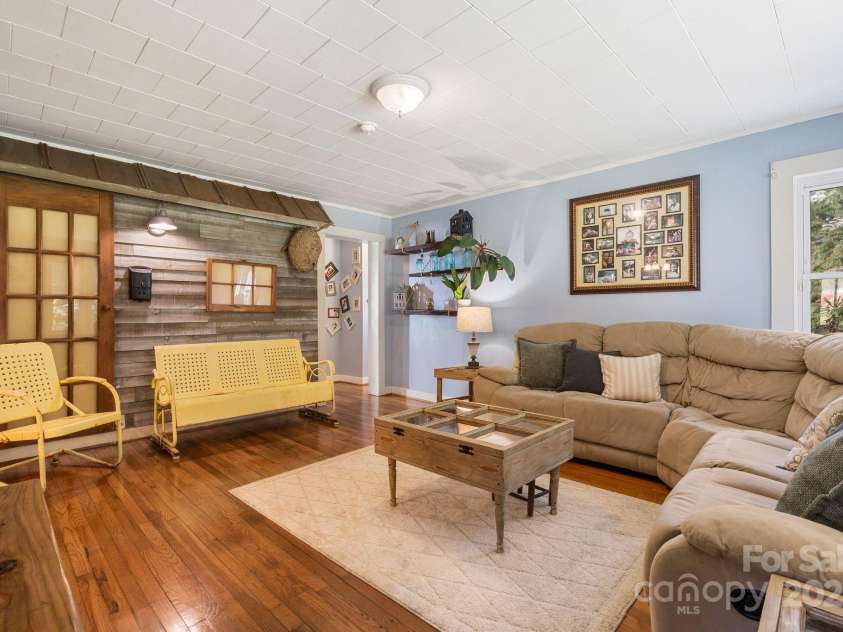 12892 US 23 Highway, Mars Hill, NC 28754.  MLS# CAR4229377, YatesRealty ID 14034. Living Room
