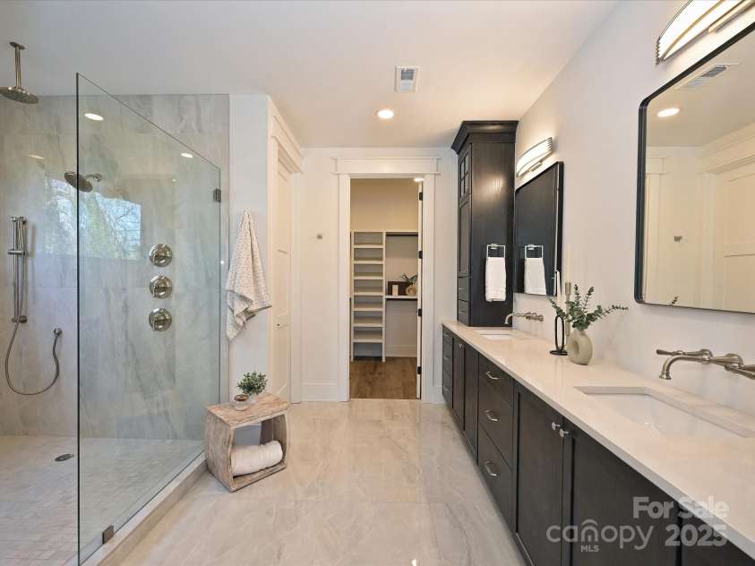 914 Laurel Creek Lane, Charlotte, NC 28211.  MLS# CAR4100598, YatesRealty ID 1404. 
