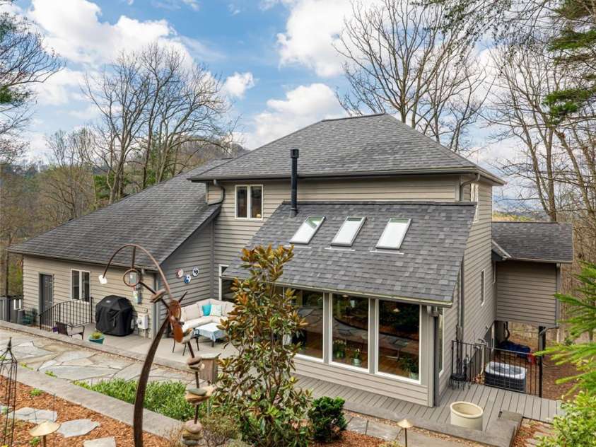 168 Skyview Circle, Asheville, NC 28804.  MLS# CAR4349077, YatesRealty ID 14041. Beautifully Landscaped