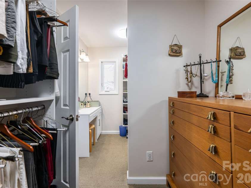 168 Skyview Circle, Asheville, NC 28804.  MLS# CAR4349077, YatesRealty ID 14041. Built-ins