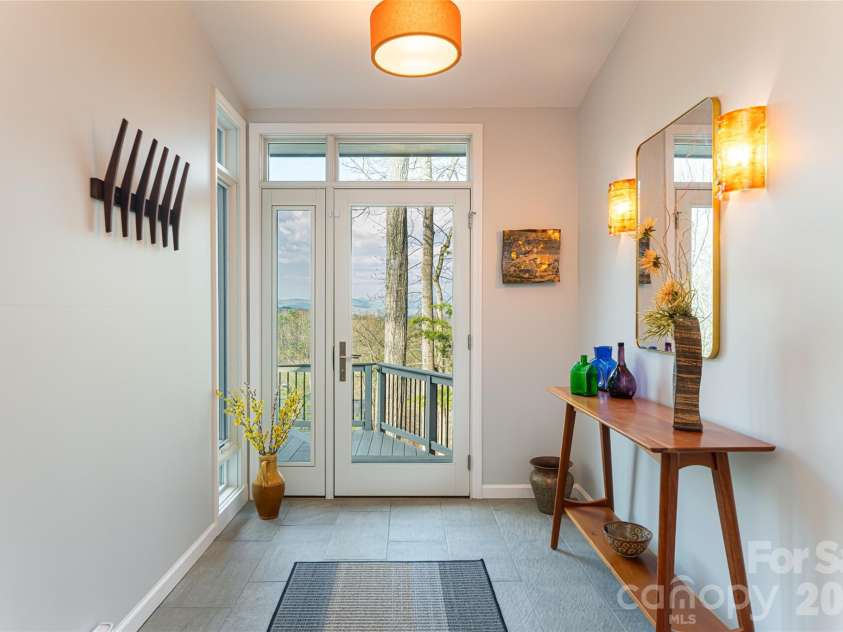 168 Skyview Circle, Asheville, NC 28804.  MLS# CAR4349077, YatesRealty ID 14041. Entry hall