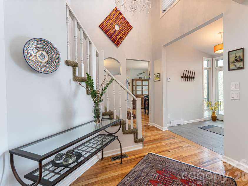 168 Skyview Circle, Asheville, NC 28804.  MLS# CAR4349077, YatesRealty ID 14041. Front hall