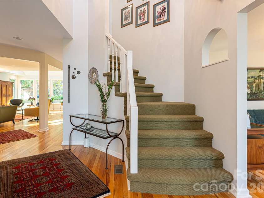 168 Skyview Circle, Asheville, NC 28804.  MLS# CAR4349077, YatesRealty ID 14041. Front hall