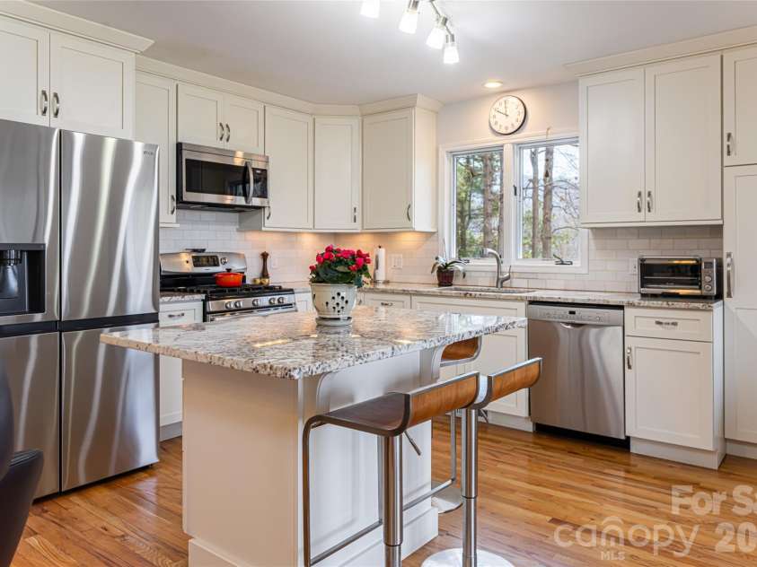 168 Skyview Circle, Asheville, NC 28804.  MLS# CAR4349077, YatesRealty ID 14041. Kitchen
