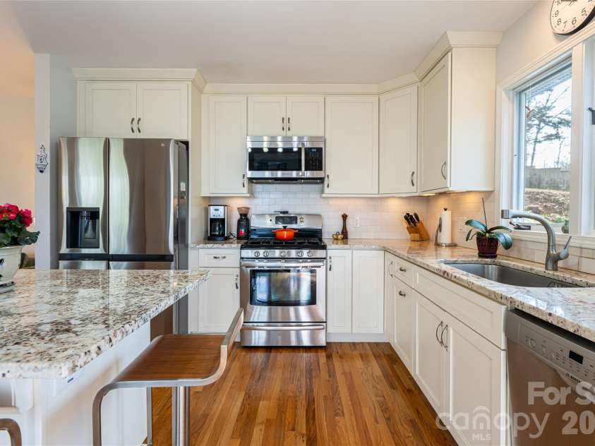 168 Skyview Circle, Asheville, NC 28804.  MLS# CAR4349077, YatesRealty ID 14041. Kitchen