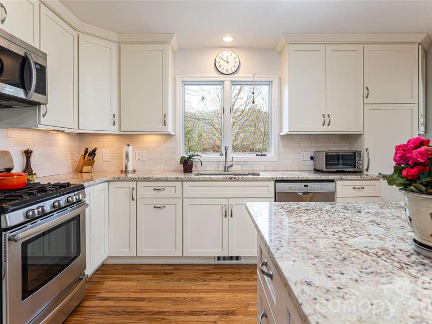 168 Skyview Circle, Asheville, NC 28804.  MLS# CAR4349077, YatesRealty ID 14041. Kitchen