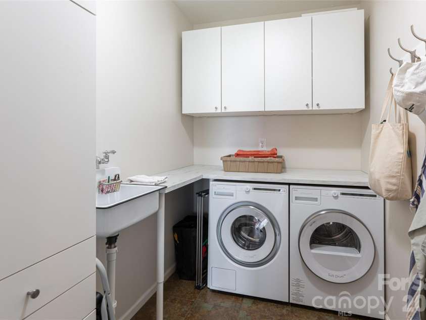 168 Skyview Circle, Asheville, NC 28804.  MLS# CAR4349077, YatesRealty ID 14041. Laundry room