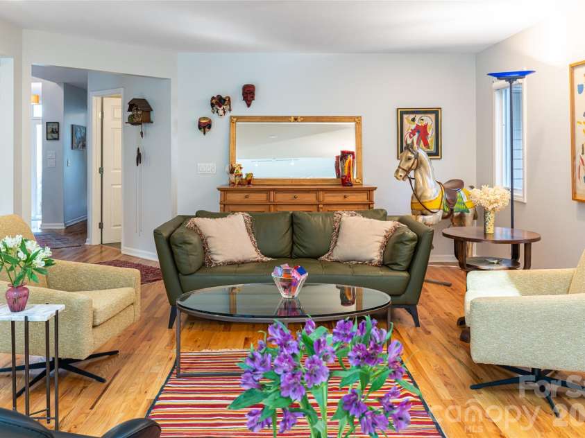 168 Skyview Circle, Asheville, NC 28804.  MLS# CAR4349077, YatesRealty ID 14041. Living room