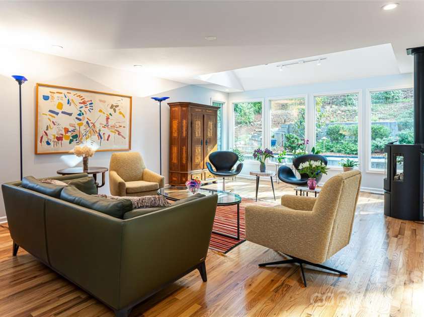 168 Skyview Circle, Asheville, NC 28804.  MLS# CAR4349077, YatesRealty ID 14041. Living room