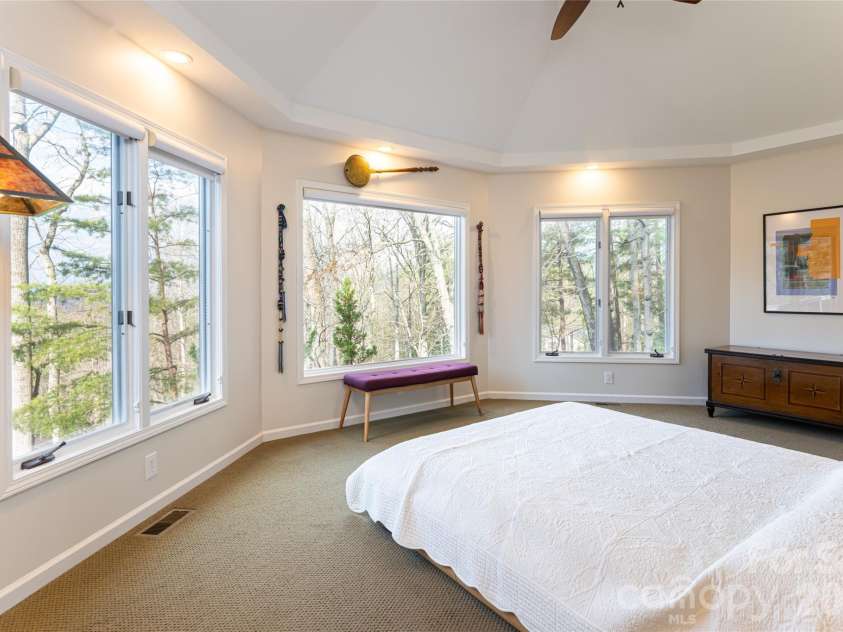 168 Skyview Circle, Asheville, NC 28804.  MLS# CAR4349077, YatesRealty ID 14041. Primary bedroom