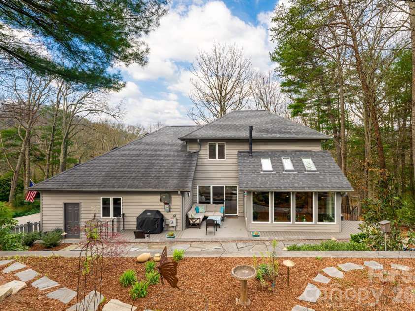 168 Skyview Circle, Asheville, NC 28804.  MLS# CAR4349077, YatesRealty ID 14041. Private Garden and Patio