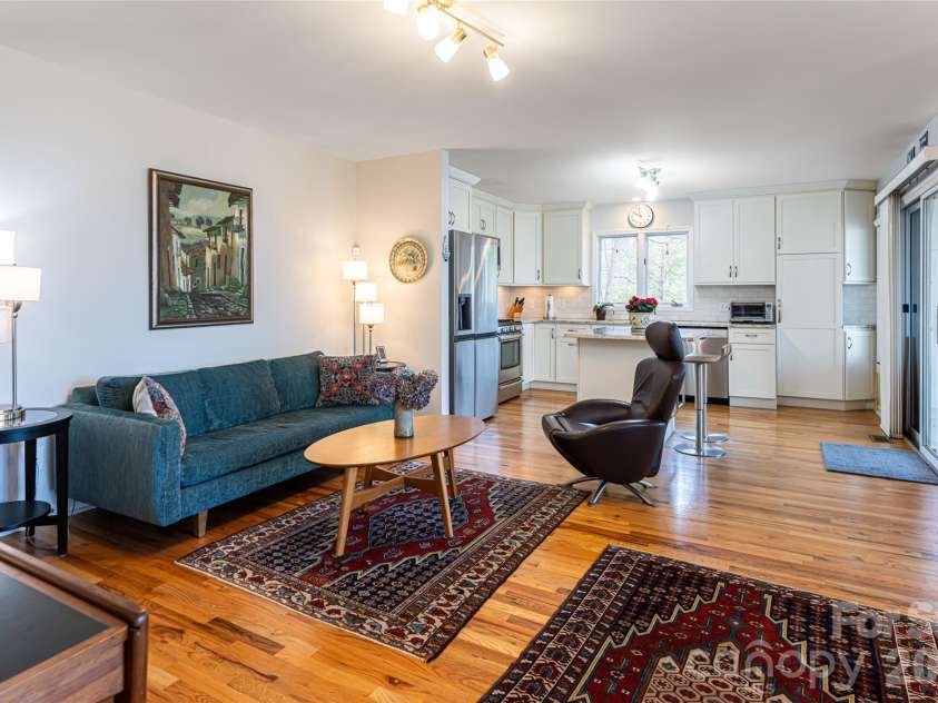 168 Skyview Circle, Asheville, NC 28804.  MLS# CAR4349077, YatesRealty ID 14041. Sitting area