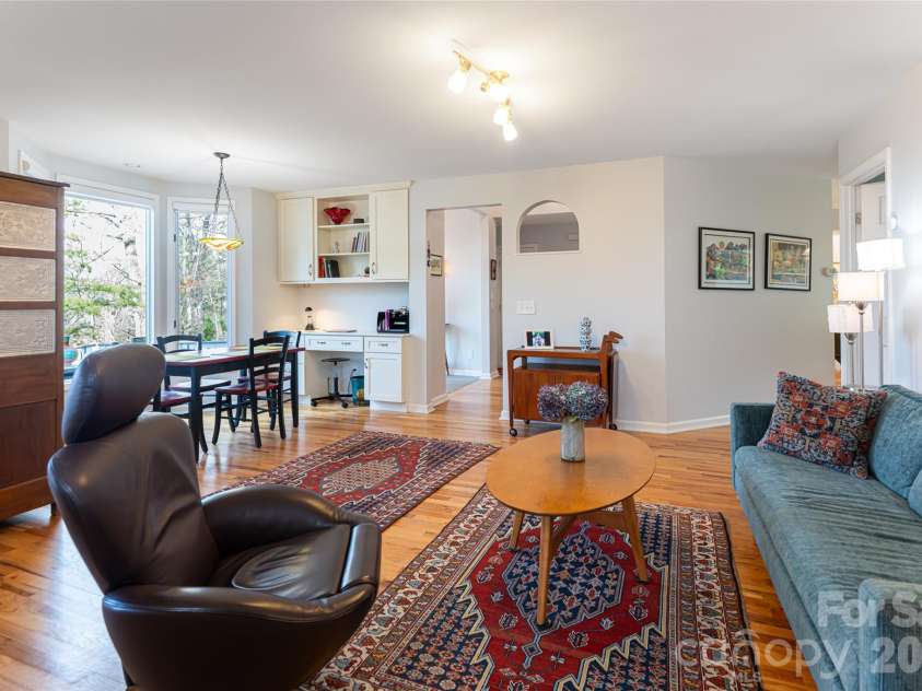 168 Skyview Circle, Asheville, NC 28804.  MLS# CAR4349077, YatesRealty ID 14041. Sitting area