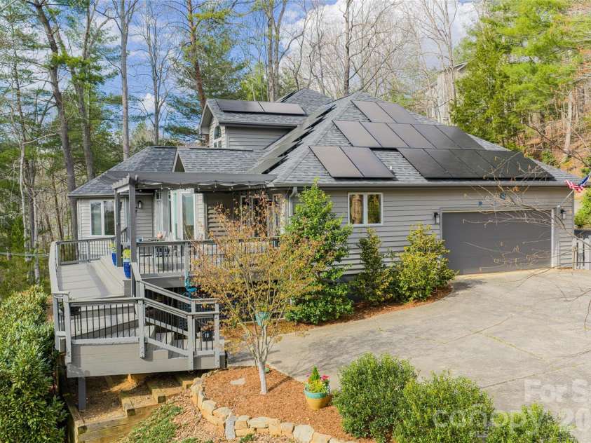 168 Skyview Circle, Asheville, NC 28804.  MLS# CAR4349077, YatesRealty ID 14041. South-facing driveway