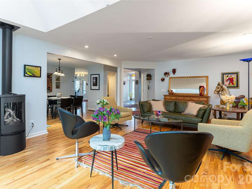 168 Skyview Circle, Asheville, NC 28804.  MLS# CAR4349077, YatesRealty ID 14041. Toward front hall