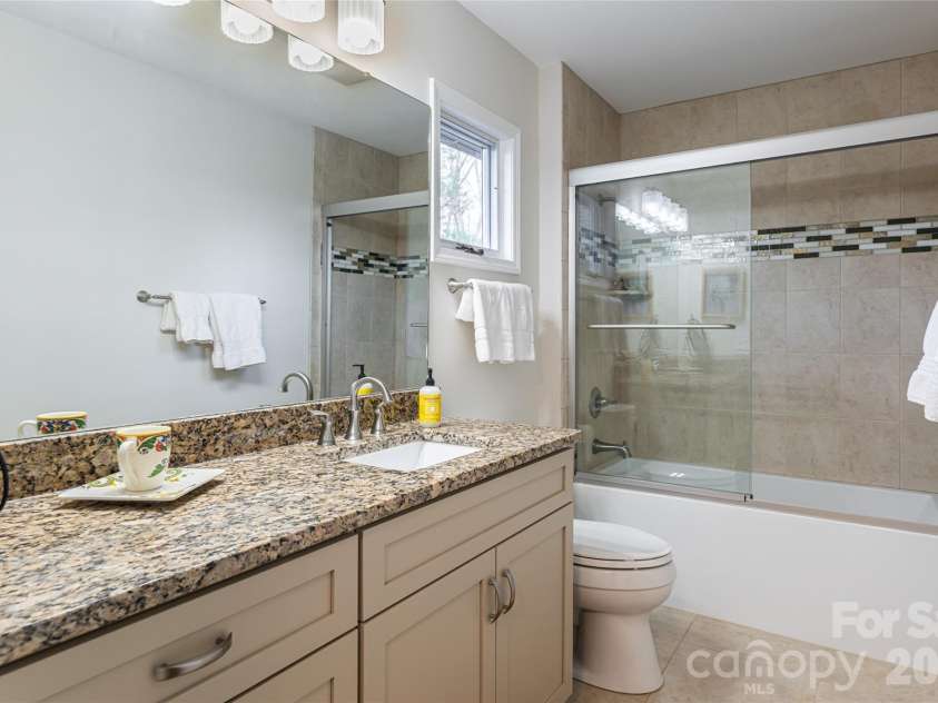 168 Skyview Circle, Asheville, NC 28804.  MLS# CAR4349077, YatesRealty ID 14041. Upstairs bath