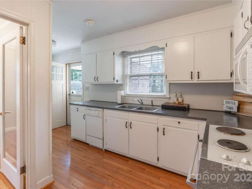 2808 Findley Road, Statesville, NC 28625.  MLS# CAR4255364, YatesRealty ID 14043. Kitchen