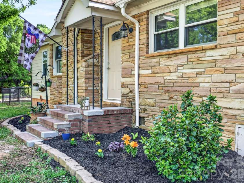 991 Shearers Road, Mooresville, NC 28115.  MLS# CAR4370372, YatesRealty ID 14043. 