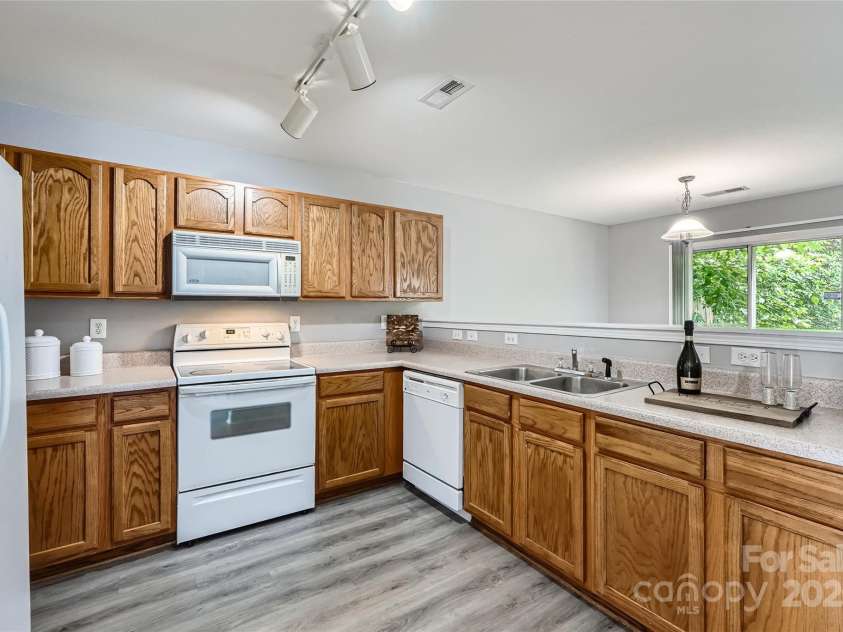 6335 Ziegler Lane, Charlotte, NC 28269.  MLS# CAR4256631, YatesRealty ID 14045. 