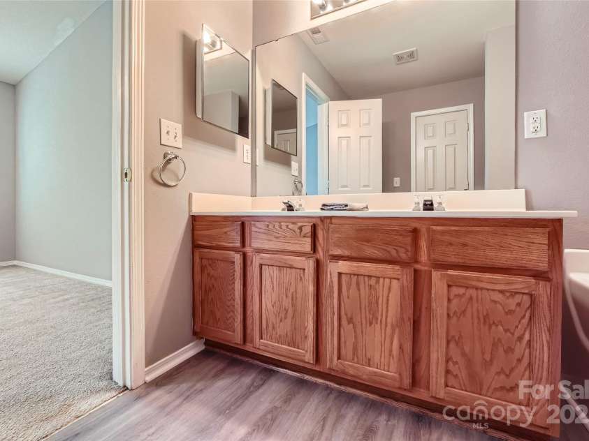 6335 Ziegler Lane, Charlotte, NC 28269.  MLS# CAR4256631, YatesRealty ID 14045. 