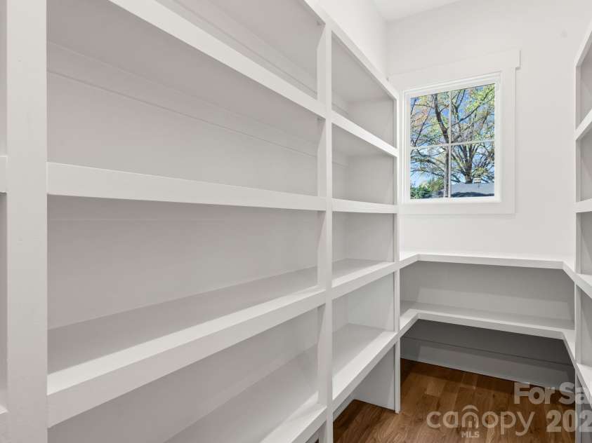621 Poindexter Drive, Charlotte, NC 28209.  MLS# CAR4356218, YatesRealty ID 14051. 