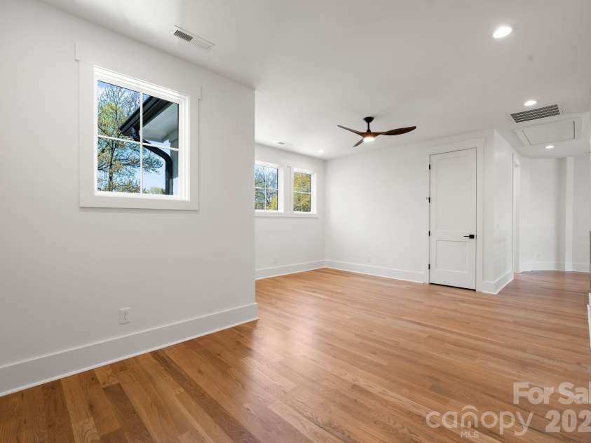 621 Poindexter Drive, Charlotte, NC 28209.  MLS# CAR4356218, YatesRealty ID 14051. 
