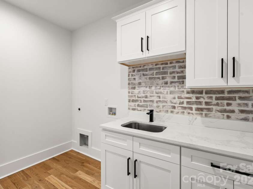 621 Poindexter Drive, Charlotte, NC 28209.  MLS# CAR4356218, YatesRealty ID 14051. 